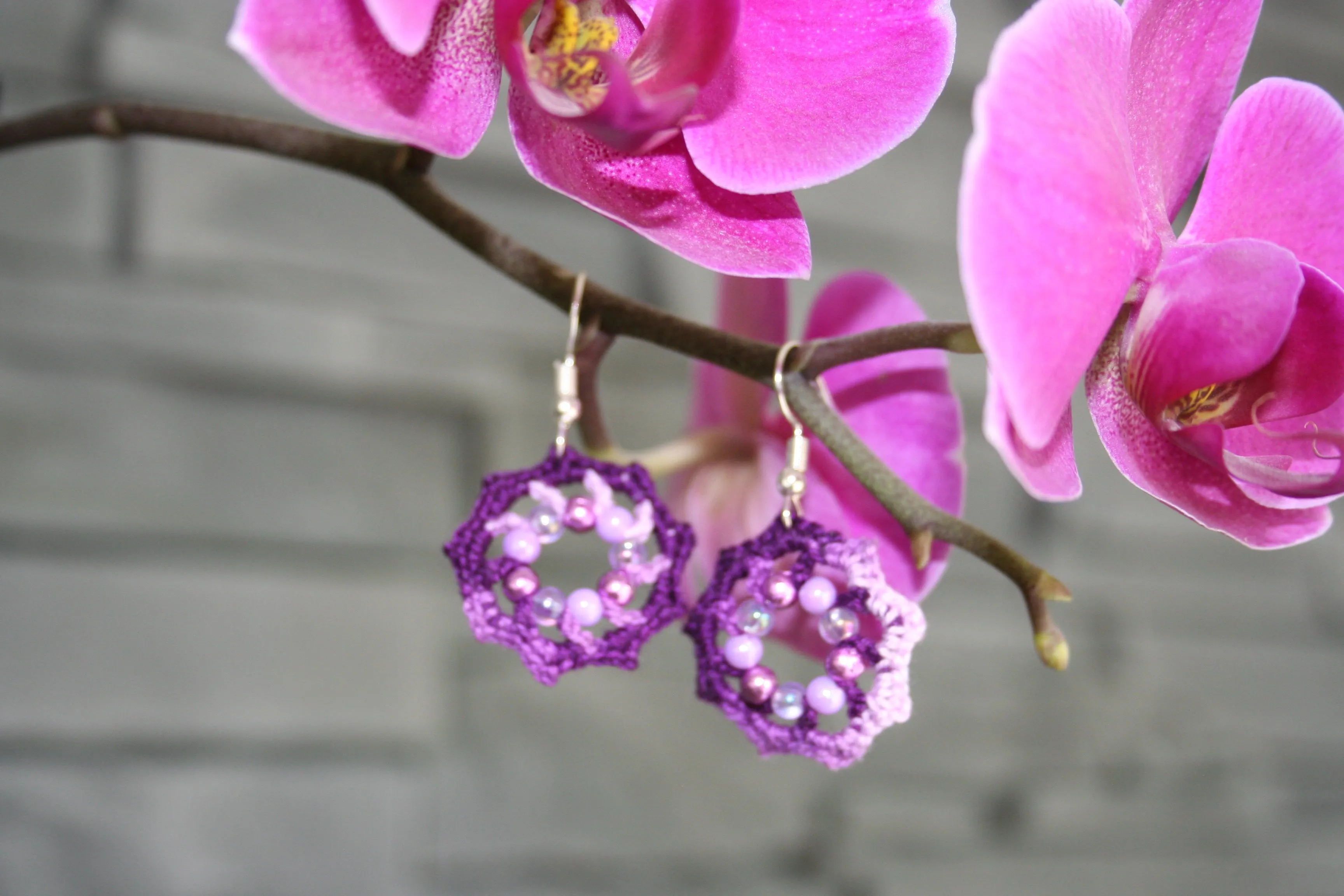 Boucles d'oreille fleur violette au crochet